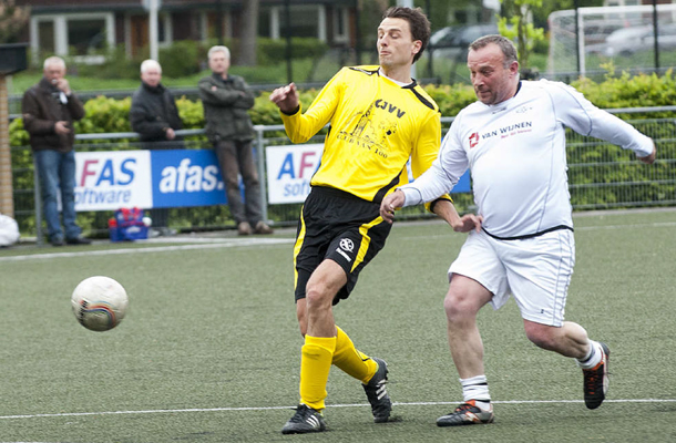 Sebastiaan Vreekamp (in het geel) en Bert Vuik (KVVA) duelleren.